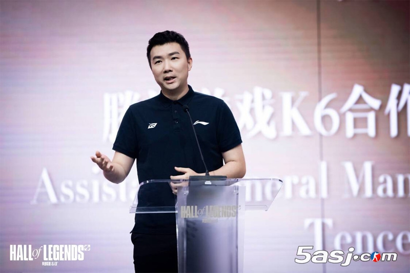 '世界為你加冕'——英雄聯(lián)盟名人堂Uzi紀(jì)念盛典：手印拓片、定制隊服與奔馳G級厚禮